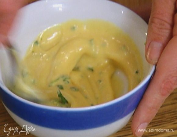 Тархун мелко порубить, соединить с тем количеством майонеза, которое вам нужно, и перемешать.