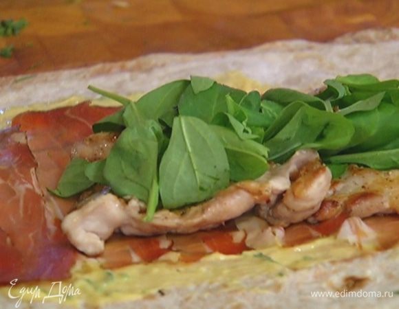 Лаваш сложить пополам, смазать майонезом с тархуном, выложить ветчину, на нее — горячую обжаренную курицу, затем шпинат и плотно свернуть рулетом. Лишние края лаваша можно срезать.