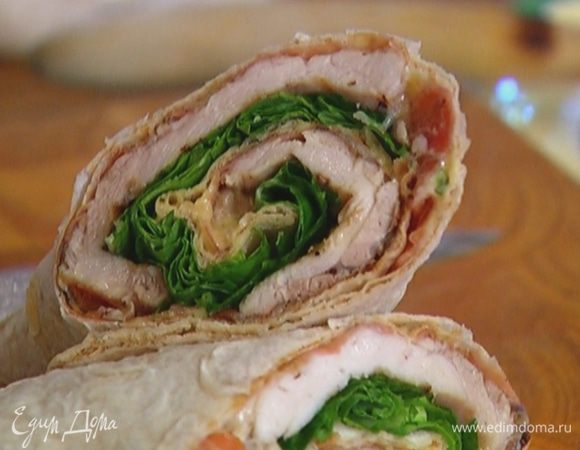 Нарезать рулет порционно и сразу подавать.