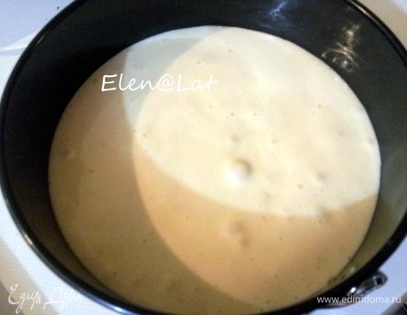 Для бисквита: Взбить яйца с сахаром, до увеличения объема в три раза. Затем добавить муку. Перемешать все не взбивая.