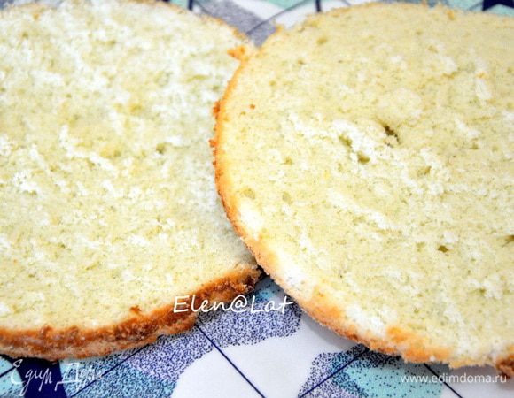 Выпекать в предварительно нагретом до 200С духовом шкафу до золотистого цвета. Проверить готовность шпажкой.
Корж остудить и разрезать на два пласта.