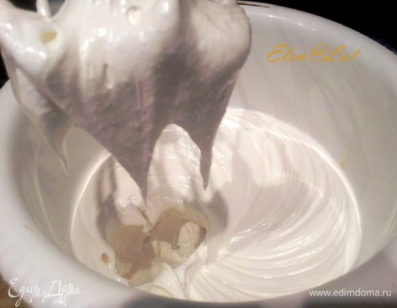 Для безе: Взбить белки по плотный пеной с добавлением соли и лимонного сока. Постепенно добавляя сахар взбить белки до плотных пиков.
