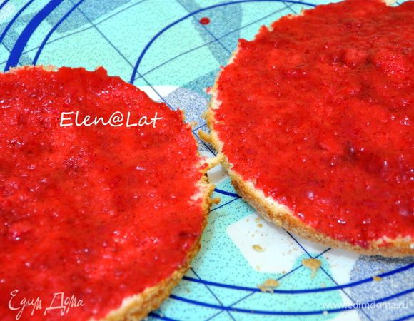 Для мусса: Ягоды можно взять конечно любые, но у меня брусника. Итак бруснику взбить с сахаром и протереть через сито, добавить 2 ст. л. воды и взбить. Покрыть муссом два коржи, как бы пропитать им их.