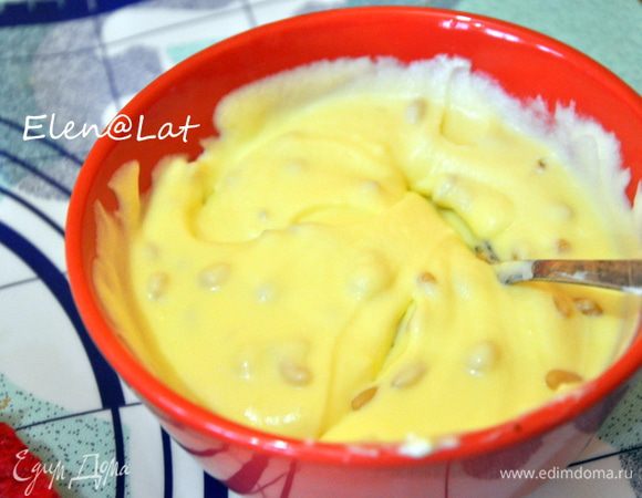 Для крема: Взбить масло комнатной температуры со сгущенным молоком и сыром, добавить кедровые орешки.
