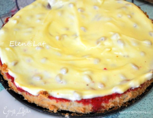 Собираем торт:
На нижний пропитанный муссом корж выложить 1/2 крема,