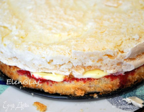 затем положить корж из безе,
