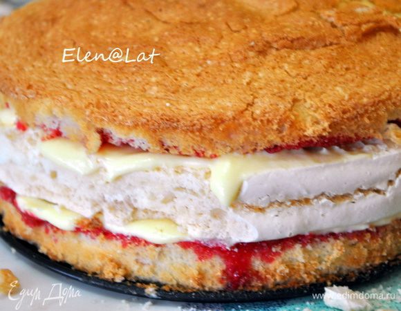 на него крем и снова корж пропитанной стороной на крем. Вот такой слоеный пирог получился))) Охладить в холодильнике не менее 2-х часов.