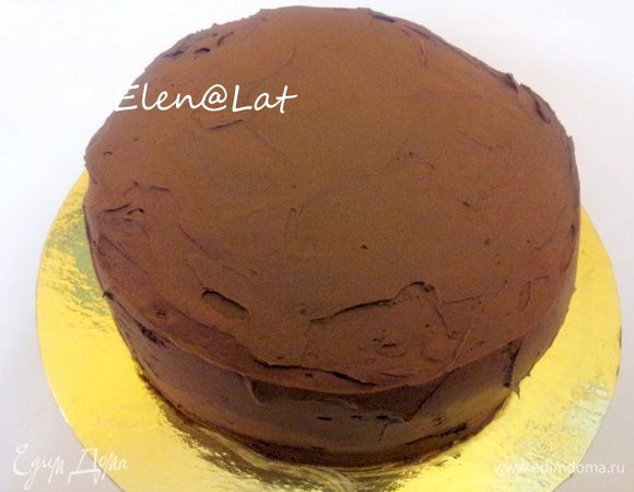 Затем у торта подровнять края и покрыть торт ганашем. Для этого подогреть сливки и темный шоколад, до полного его растворения. Охладить и взбить. Покрыть им торт. Охладить в холодильнике не менее часа. И можно уже приступать к поеданию этого вкуснейшего торта. НО у нас же праздничный торт, поэтому я буду украшать, и советую вам))) 
Сколько радости вы доставите себе и детям)))
