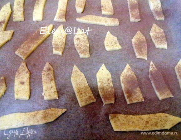 Затем охлажденное тесто раскатать  пласт 0,5 см толщиной и ножиком нарезать на дощечки с заостренными краями, это и будет наш забор. Очень ровными делать их не не надо, это же имитация старого забора))) Выложить из на противень, застеленный пергаментом. Сверху посыпать через сито какао, как бы состарить забор)))
