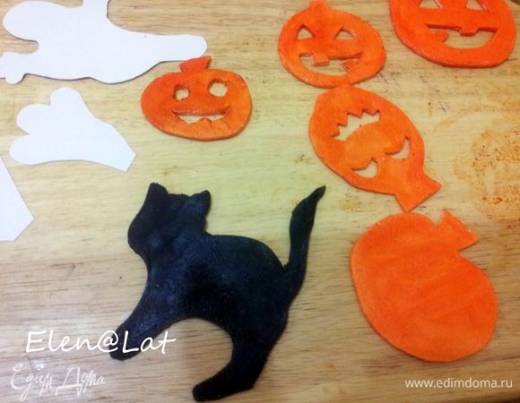 Можно тыковки и приведения так же вырезать из песочного теста и выпечь, покрыть глазурью и все. Но я сделала их из желатиновой мастики, решила, что печенья будет много, а все хорошо в меру. И к тому же дети практически все любят сладкую мастику.
Итак: Из мастики различных цветов вырезать фигурки, предварительно нарисовав  и вырезав их из бумаги. Оставить сохнут. Из желатиновой мастики фигурки сохнут очень быстро, у меня они высохли в течении двух часов.
