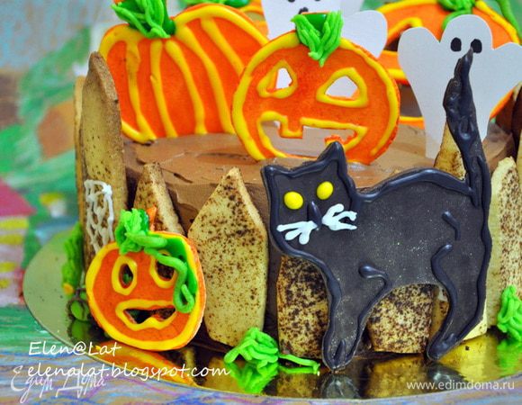 Теперь украшаем сам торт:
Для этого по краю торта прикладываем заборчик, естественно он прилипнет очень хорошо, на ганаш. А сверху в хаотичном порядке ставим тыковки и  приведения)))
На самом деле фантазии нет предела и можно придумать очень много чего. Попробуйте, не надо махать рукой и говорить я не смогу это повторить - это очень просто, увлекательно и интересно.
