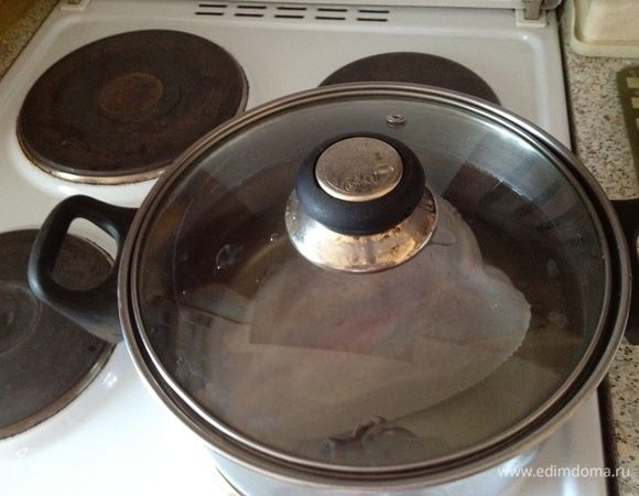 Пока готовятся овощи варим или разогреваем куриный бульон. Я варила из куриной грудки. Курочку подала к супу мужу, он любит чтобы к овощам еще мясо прилагалось. И часть  подала ввиде пюре своей малышке.