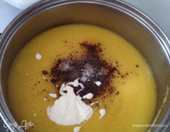 Когда овощи сварятся, делаем в блендере пюре, добавив немного куриного бульона. Переложить пюре в кастрюлю, добавить немного куриного бульона, мускатный орех, соль, перец, сметану. 