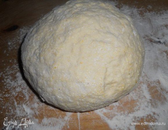 Вино должно быть теплое. В вино добавить 2 ст. л. муки, дрожжи и сахар, перемешать и дать подойти, затем смешать с теплой водой, добавить соль и масло перемешать, добавить пшеничную муку - перемешать, затем кукурузную и вымесить тесто, выложить на доску или стол, присыпанный мукой, и оставить на подъем на 1.5 часа.