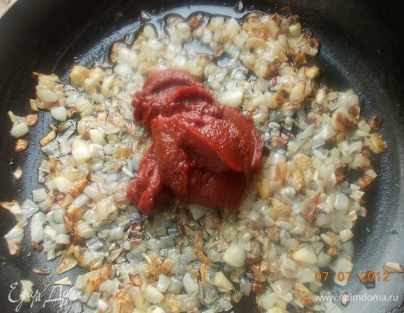 Лук мелко порезать и обжарить до прозрачности, добавить томатную пасту и протомить пару минут.