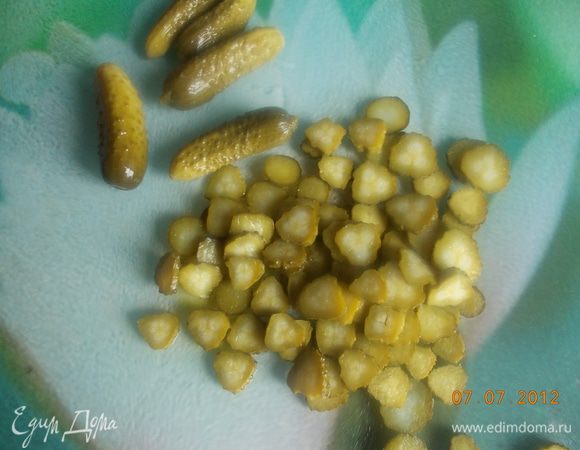 Порезать тоненько огурчики.