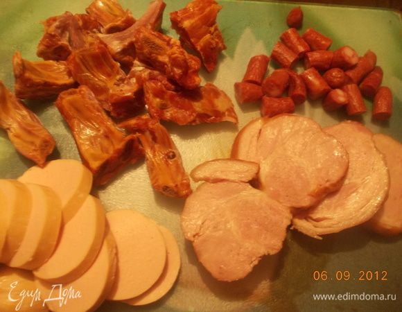 порезать копчёности как нравится - можно соломкой или кубиками.