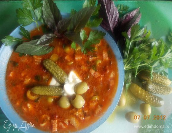 Вылить подливу в бульон, затем добавить копчёности и соленья. Соли нужно немножко и перца. Закипит, и через пару минут выключить. Подавать со сметаной и долькой лимона.