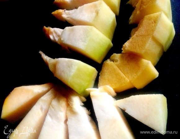 Тыкву очищаем,режем на кусочки...