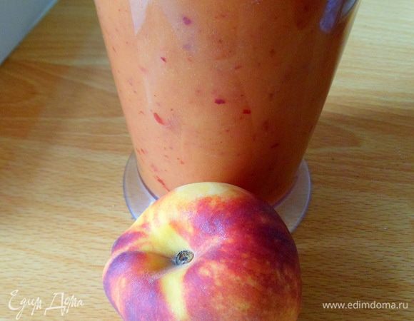 Персики измельчить в блендере до однородной массы