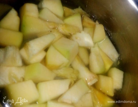 Будем тушить тыкву в небольшом количестве воды до мягкости.