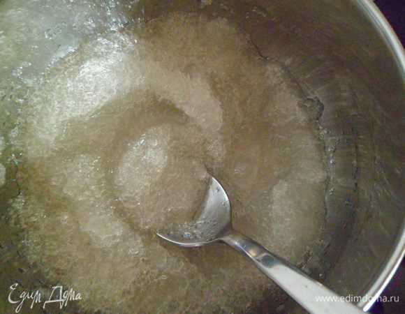 Развести водой желатин - 9 г