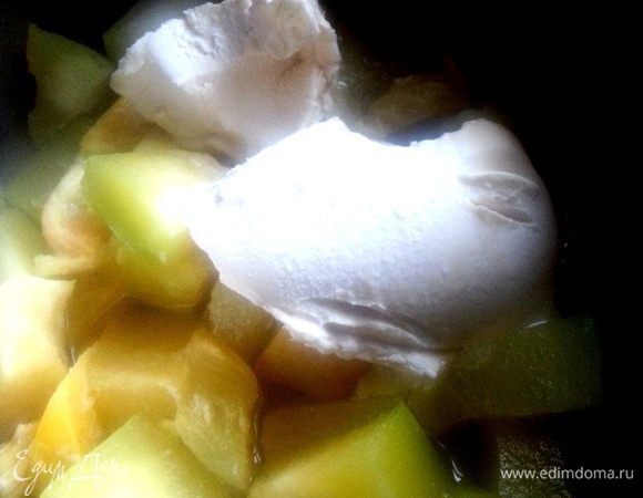 Когда сварится (очень быстро!), добавим пару ложек сметаны (у меня деревенская, из сливок) и достаем блендер! Если его нет - просто раздавить вилкой.