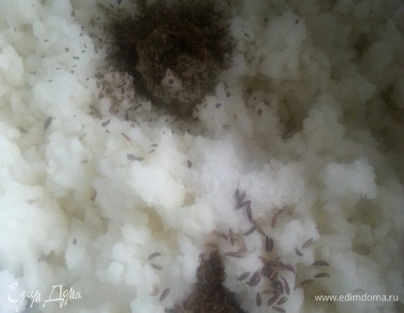 В рис отправляем тмин, соль, базилик (можно чёрный перец).