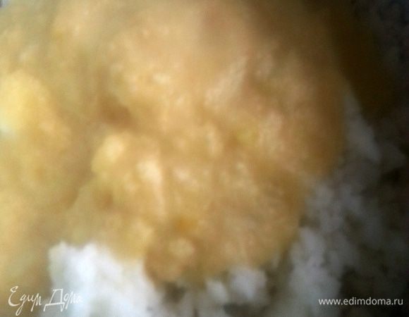 Выливаем тыквенное пюрешко.