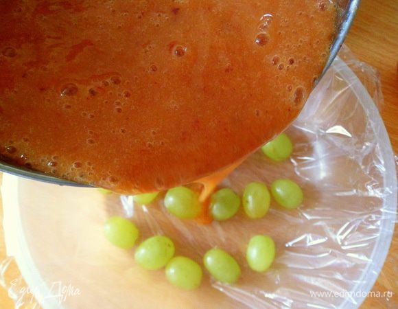 Заливаем персиковой массой форму
