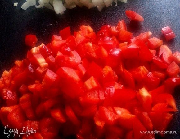 Сладкий перец нарезаем на мелкие кубики...