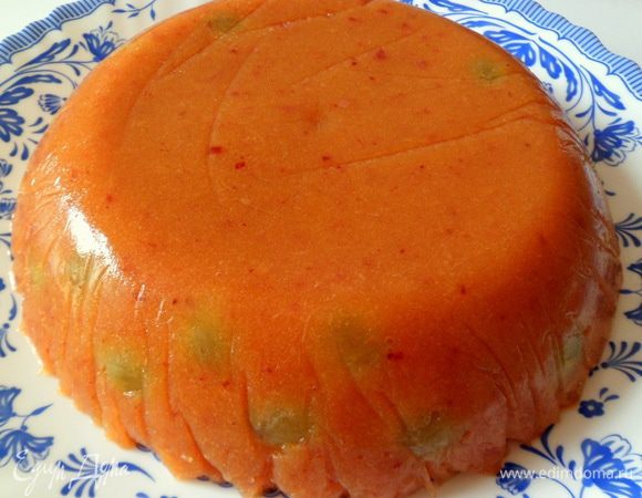 Застывший мусс-желе освобождаем от формы и пленки перевернув на тарелку