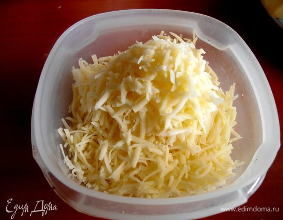 Сыр натираем на тёрке...