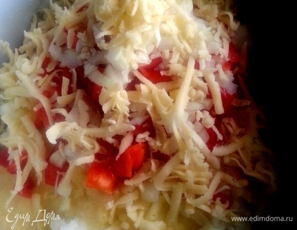 Горсть сыра отправляем в запеканку...Перемешиваем!