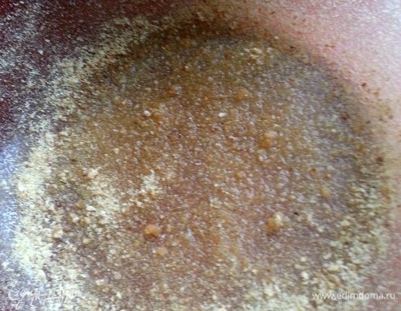 Берём стеклянную форму(для красивой подачи!),обильно смазываем растительным маслом,не забывая про бока!Посыпаем панировочными сухарями...