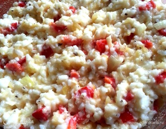 Выкладываем всю рисовую массу (попробуйте перед этим на соль,здесь многое зависит от сыра и его соленоватости!),разравниваем.