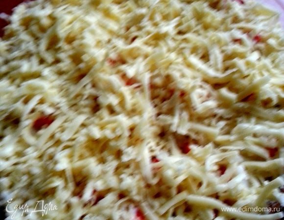 Сверху равномерно распределяем оставшийся сыр...