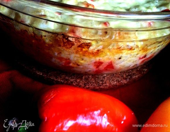 Такую запеканочку надо подавать сразу на стол,в стеклянной форме смотрится очень по-осеннему нарядно!