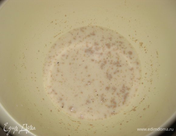 Для начала смешиваем молоко, дрожжи, сахар, молотый кардамон, шафран.