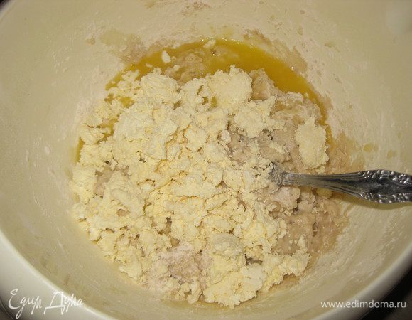 Добавляем мягкое сливочное масло, творог, 400 г муки, перемешиваем.