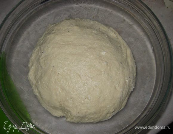 Добавляем муку что осталась и несколько минут хорошо вымешиваем тесто. Оно должно быть гладким и не прилипать к рукам