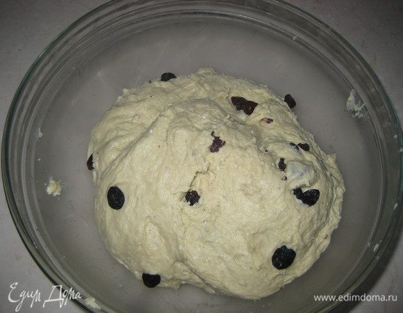 Далее вмешиваем в тесто изюм (немного оставляем для украшения). Изюм перед этим заливаем на несколько минут кипятком и просушиваем.