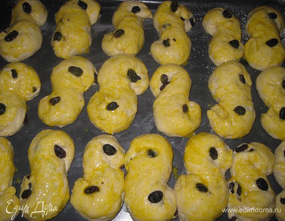 Далее смазываем булочки взбитым яйцом и выпекаем 20-25 минут при темп. 180 гр.