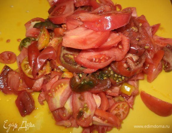 Нарежьте колечками помидоры, их должно быть много и главное — сохранить их сок, который появляется при нарезании.