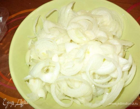 Лук — кольцами или полукольцами, если он крупный. Мне очень помогает это сделать терка-слайсер.