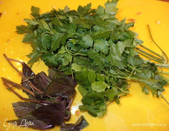 Мелко нарежьте зелень. Основа — петрушка, чуть меньше кинзы и обязательно хотя бы пару веточек базилика. Его стебли тоже можно мелко нарезать, можно добавить и сушеный, но только если вы посушили его сами, почему-то в пакетиках он не такой ароматный. 