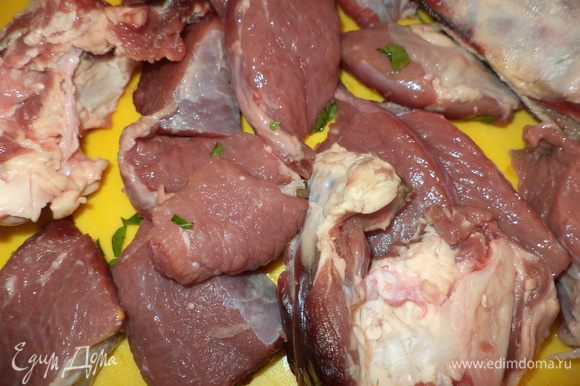 мясо порезать кусочками со спичечную коробку или немного крупнее, желательно чтобы было много и с косточкой