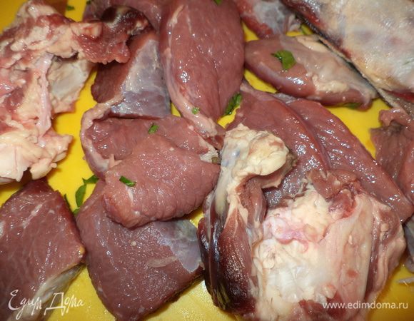 Мясо нарежьте кусочками размером со спичечную коробку или немного крупнее. Желательно, чтобы мясо было с косточкой. 