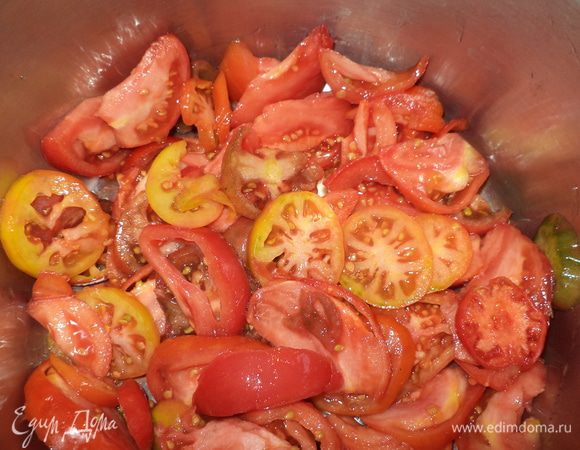 Желательно взять хорошую толстостенную кастрюлю, все продукты у меня уместились в кастрюлю объемом 3,5 литра.<br />
Первый слой — помидоры, слой — 2–3 см, уйдет чуть больше половины. 