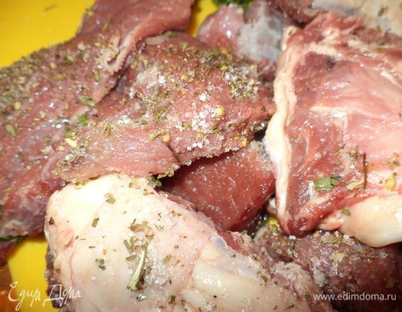 Мясо хорошо посолите, посыпьте специями и хорошо перемешайте.